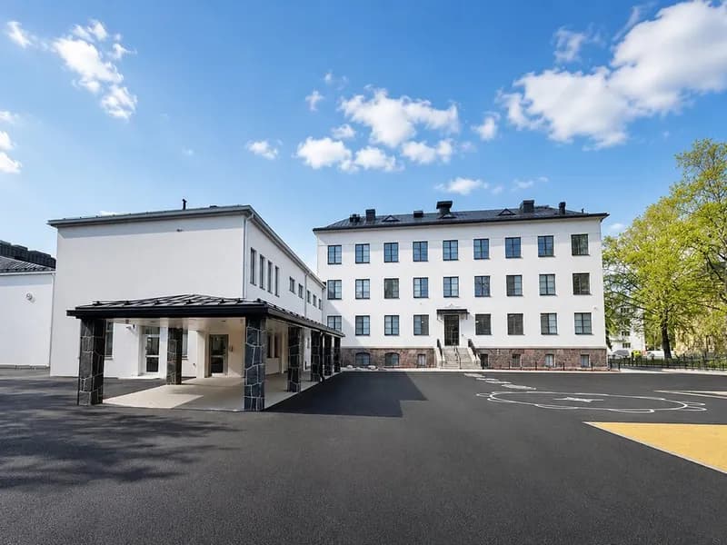 Sisätasoitus- ja maalaustyöt sekä peltikaton maalaus Drumsö lågstadieskolassa Lauttasaaressa, Helsingissä (400 oppilasta)