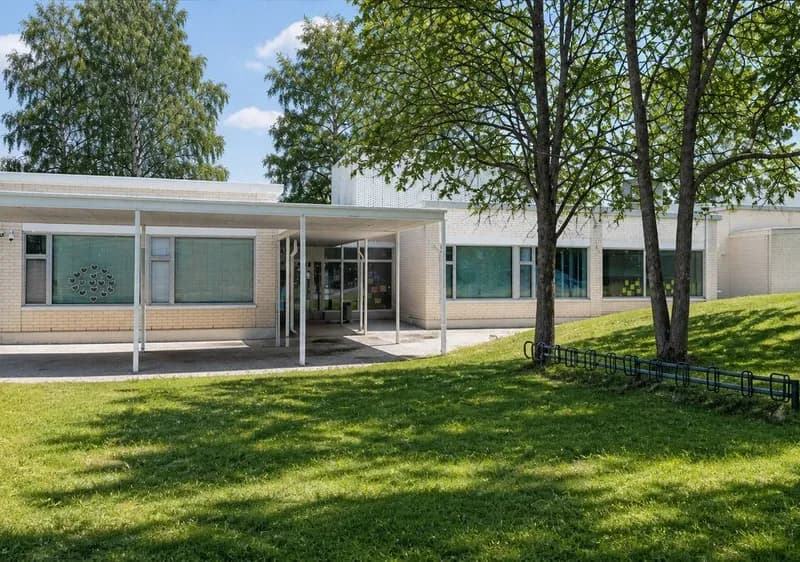 Myllypuron koulun peruskorjauksen ja laajennusosan tasoitus- ja maalaustyöt sekä julkisivun lasuurikäsittely Helsingissä. Työhön sisältyi opetustilojen seinien tasoitus ja pintamaalaus sekä rakennuksen julkisivun suojaava lasuurikäsittely.
