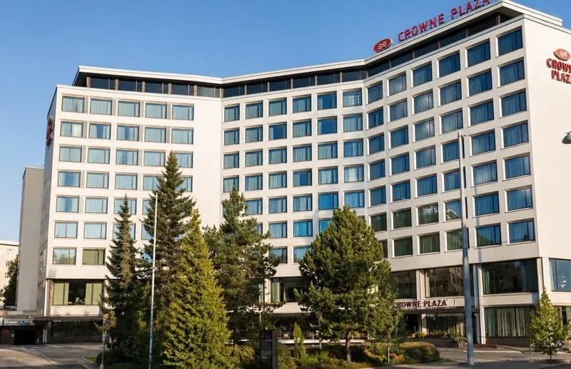 Tasoitus- ja maalaustyöt Crowne Plaza hotellissa Helsingissä