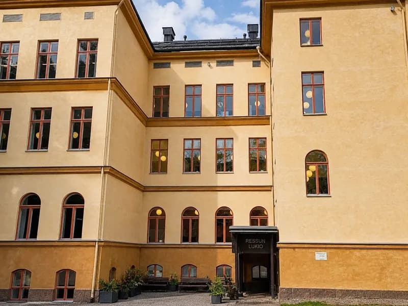 Sisätasoitus- ja maalaustyöt sekä uuden peltikaton maalaus Ressun lukiossa Helsingissä