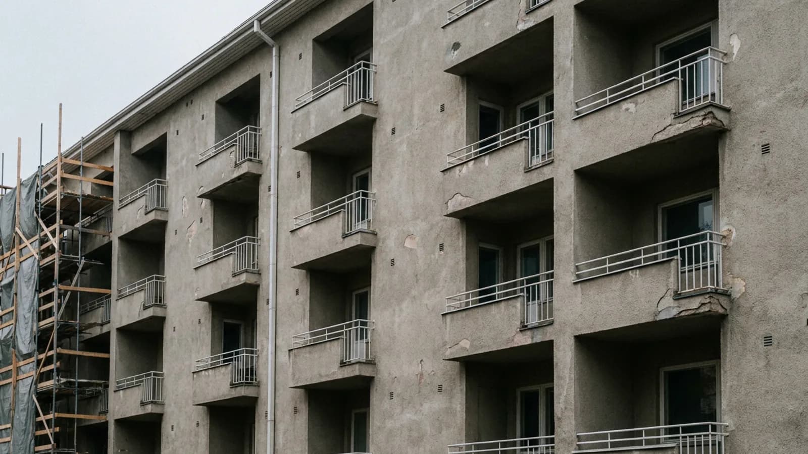 Kerrostalon julkisivurappaus ja telineet — taloyhtiön julkisivumaalaus 2026