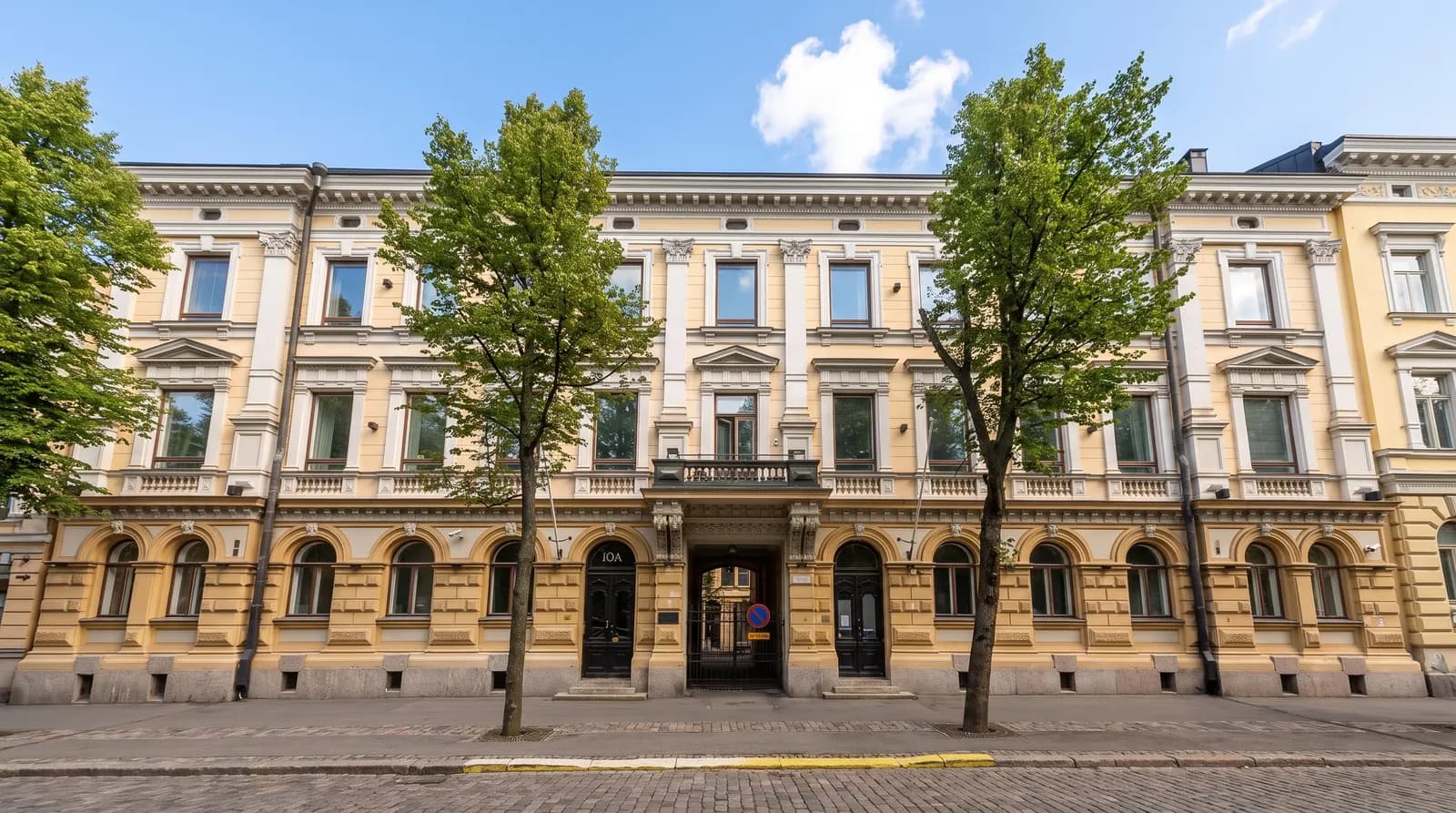 Bulevardi 10 Helsingissä, jossa J&B teki sisätilojen tasoitus- ja maalaustyöt sekä ikkunoiden maalauksen