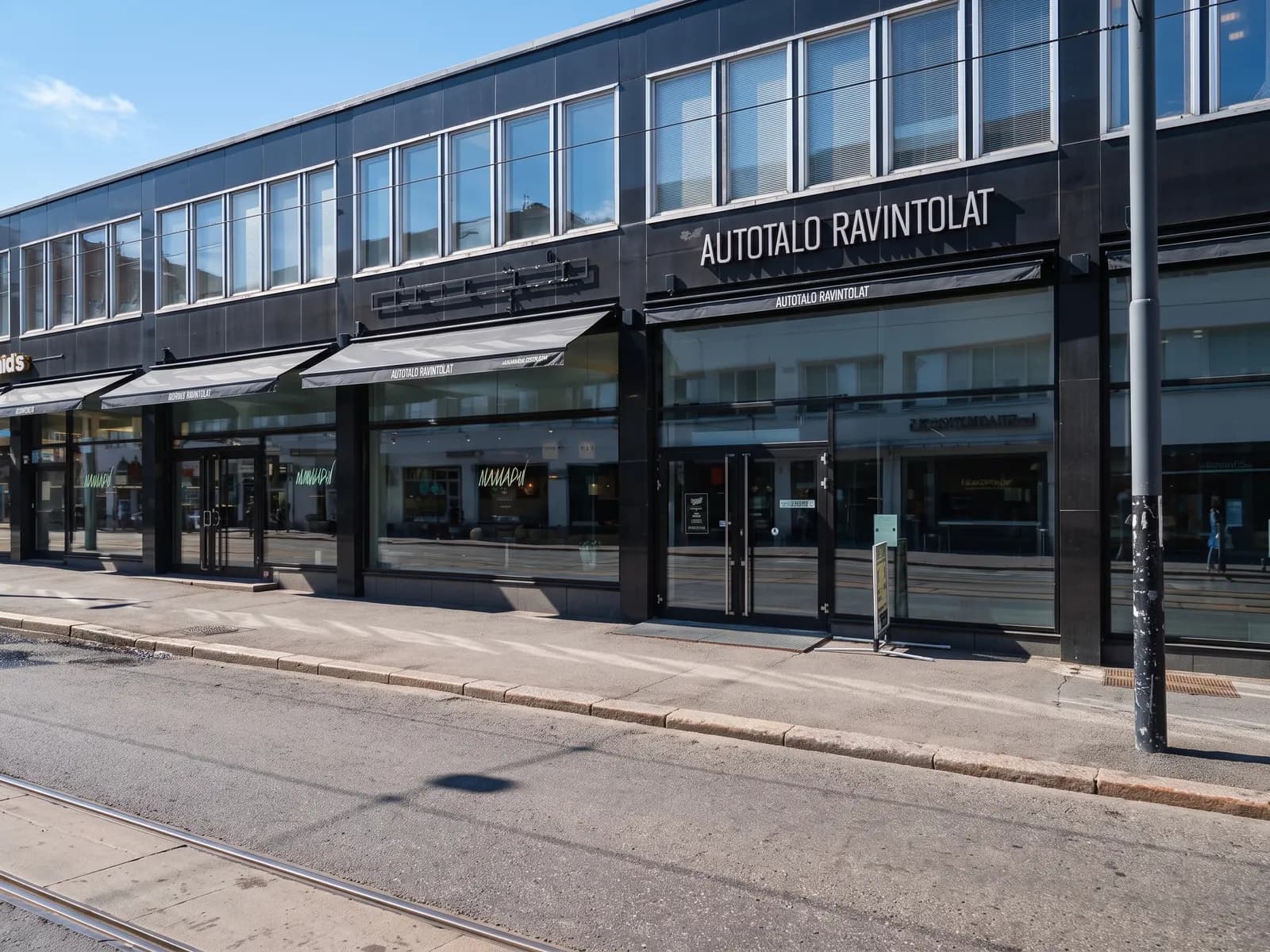 Autotalon ravintolakerros Salomonkadulla Helsingissä, jonka ravintolatilojen tasoitus- ja maalaustyöt J&B teki
